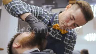 男士美容师。 理发店。 照顾胡子。 一个理发师在胡子和胡子上工作